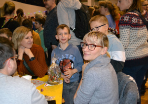 Wspólne rozmowy w kawiarence.