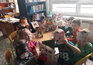 Kociaki z 1b z wizytą w szkolnej bibliotece.