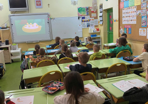 Dzieci po zapoznaniu się z twórczością H. Ch. Andersena obejrzały jedną z jego baśni "Brzydkie kaczątko".