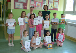 Laureaci konkursu z dyplomami i nagrodami.