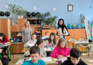Klasa 6 na zajęciach języka japońskiego. Nauka pisania liter.