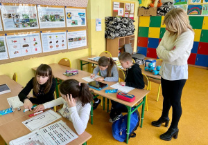Sonia na zajęicach kodowania w klasie 3b.