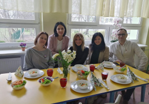 Tradycyjny polski obiad w szkolnej stołówce.