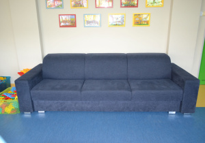 Małą sofa w świetlicy integracyjnej.