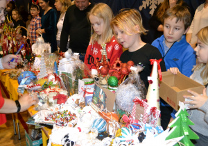 Uczniowie klasy 4b sprzedający ozdoby świąteczne.