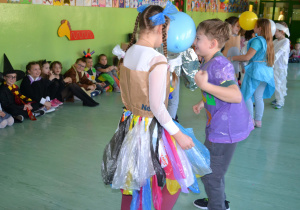 Dzieci tańczące z balonami.