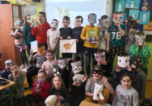 Uczniowie klasy 1b w kocich maskach.