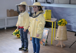 Uczniowie w strojach ochraniających przed pszczołami.