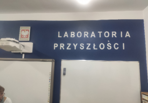 nowy napis na ścianie w pracowni 103 - Laboratoria przyszłości