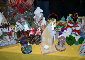 ozdoby świąteczne wykonane przez uczniów.