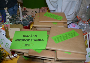 Książki niespodzianki dostępne w sprzedaży na kiermaszu.