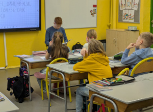 Starsi czytają młodszym.